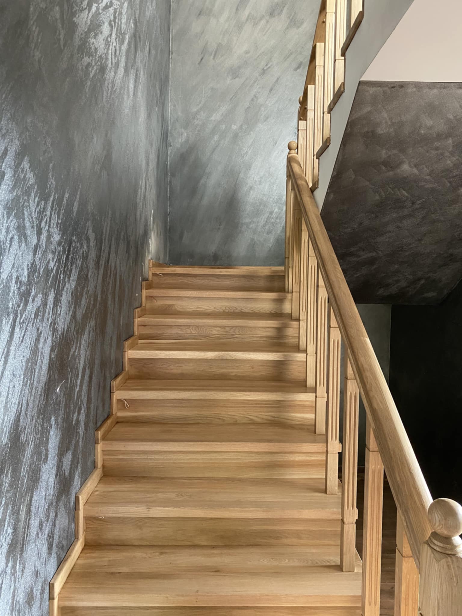 Montáž bukového schodiště 